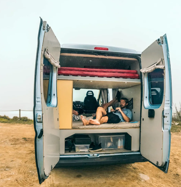 VW Bus / Bulli mieten (Portugal): Die pragmatischen Reisemobile von Indie Campers.