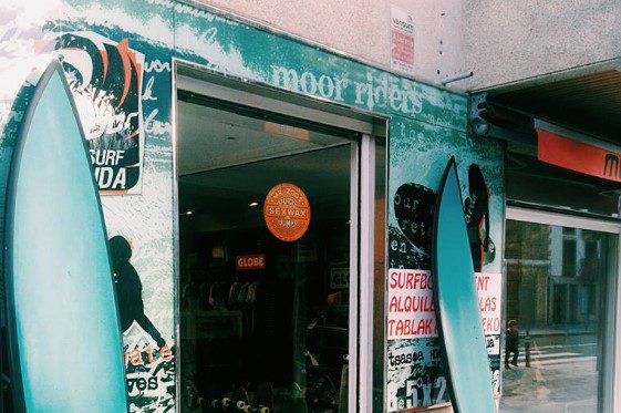 Surfen in Zarautz: Der Moor Surfshop
