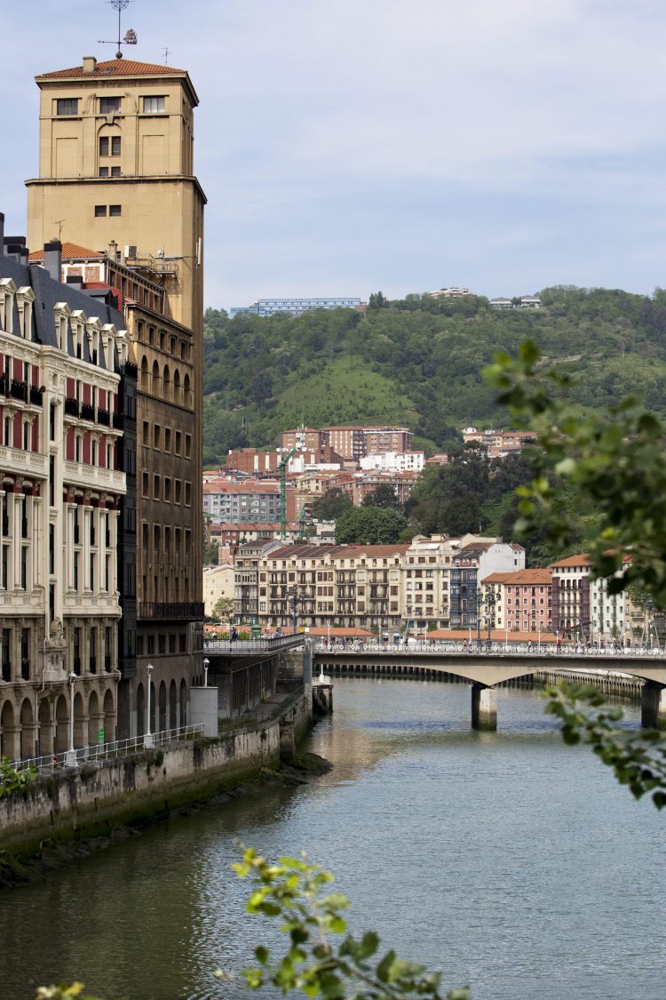 Surfen in San Sebastián: Am Fluss in der Stadt