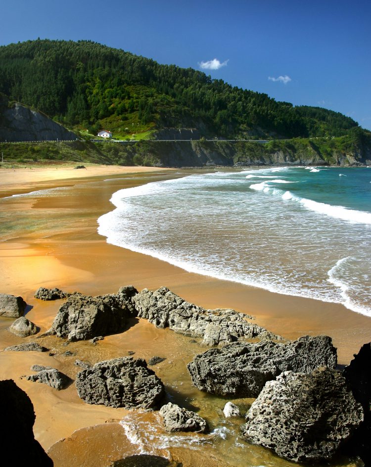 Surfen in Mundaka: Ein einsamer Strand im Winter
