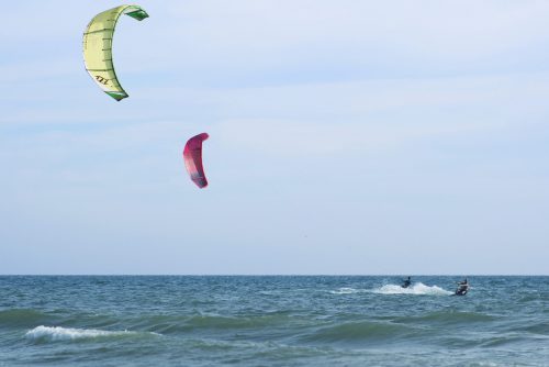 Surfen in Deutschland: Kiten und Windsurfen als Alternative