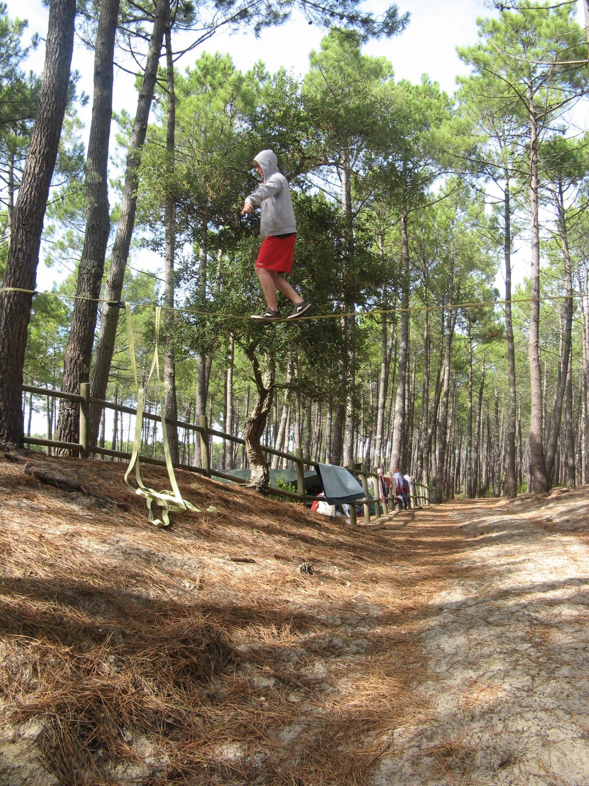Surfen in Moliets: Gleichgewichtsübungen auf der Slackline