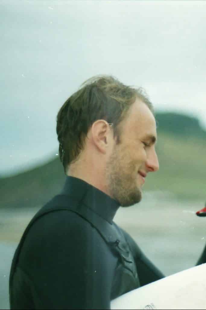 Neoprenanzug im Test: Ein Surfer mit Chestzip Wetsuit