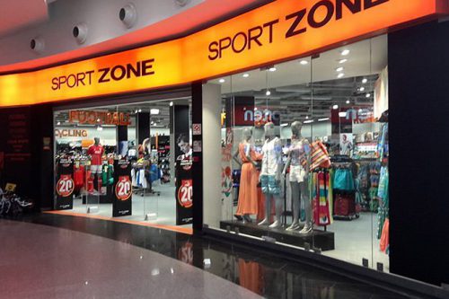 Surfen in Nazaré: Der Sportwaren Discounter Sport Zone