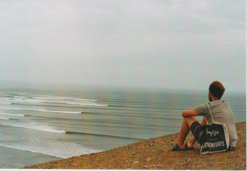 Kreditkarte für den Urlaub: Ein Mann schaut auf die endlosen Wellen von Chicama.