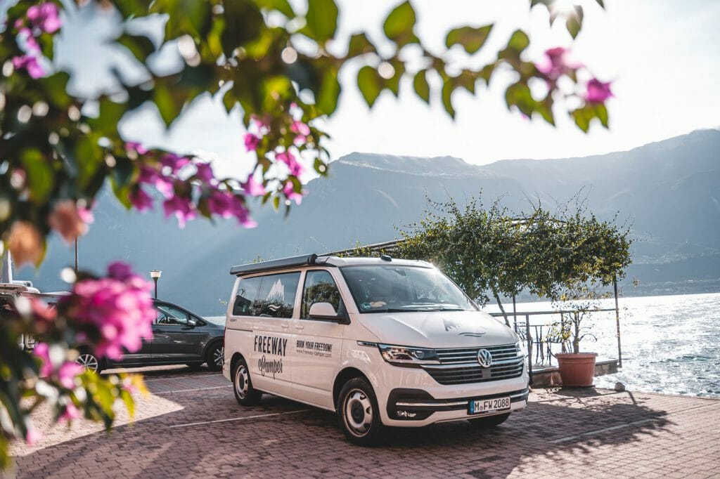 Freeway Camper im Test: Ein VW Bulli vor einem See auf der Alpensüdseite