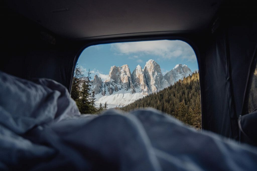 Freeway Camper im Test: Eine aus dem Camper fotografierte Bergkette