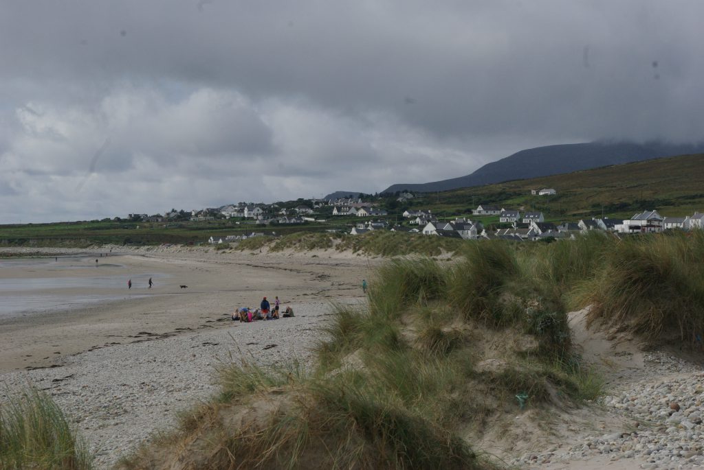 Surfen in Irland: Eine Gruppe Spaziergänger am Strand von Keel auf Achill Island