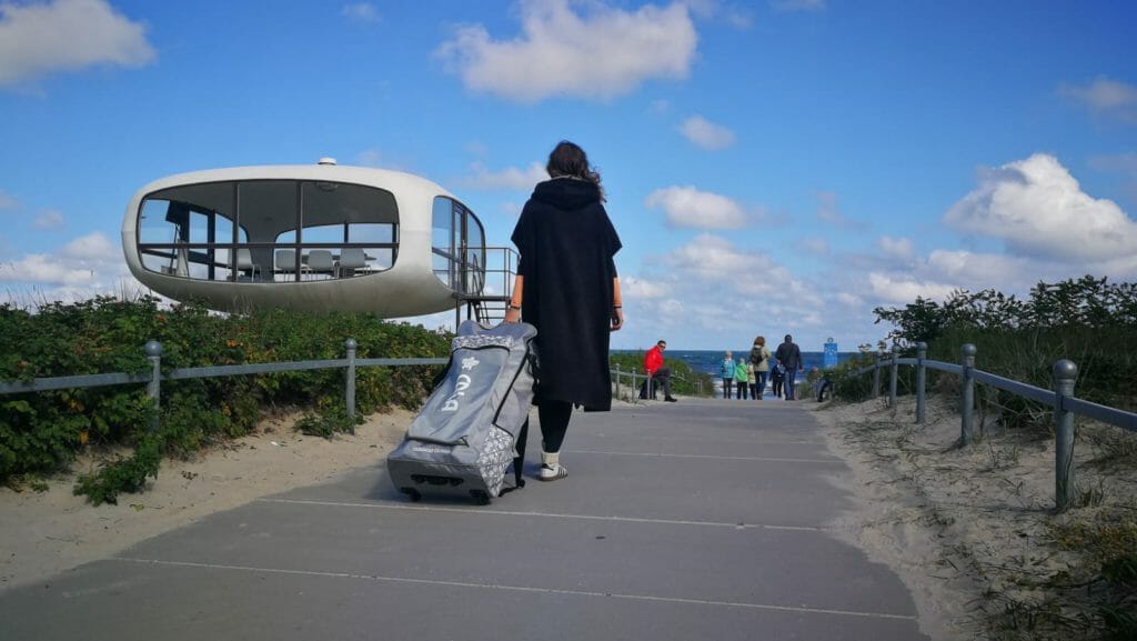 Das Cala Canga im Test: Der Trolley mit dem SUP wird über einen Strandaufgang gezogen