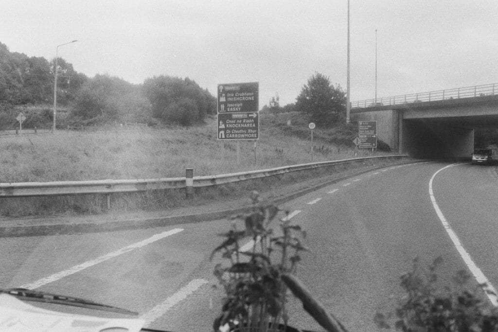 Roadtrip durch Irlan: Beim Autofahren auf der linken Seite, ein analoges Schwarz-Weiß Bild