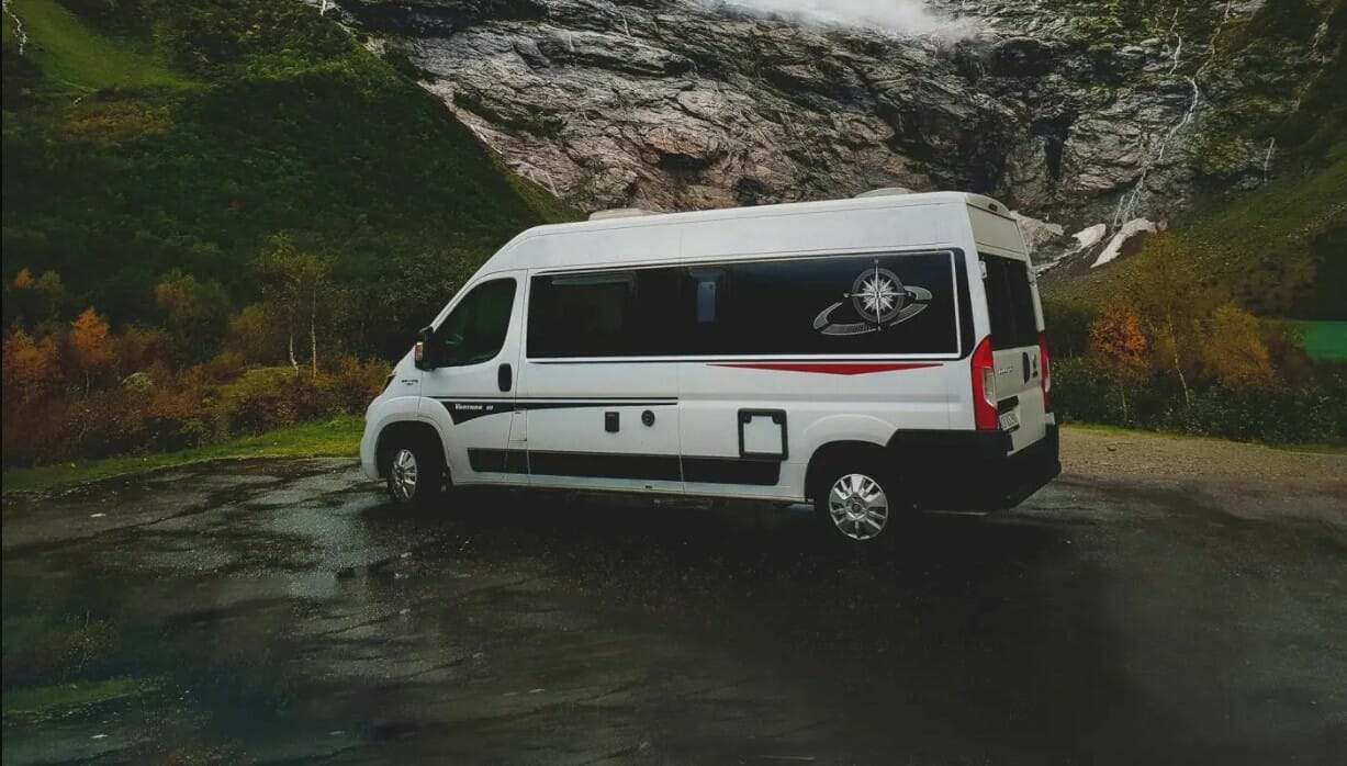 Wohnmobil mieten Norwegen: Ein Kastenwagen des Anbieters Touring Cars