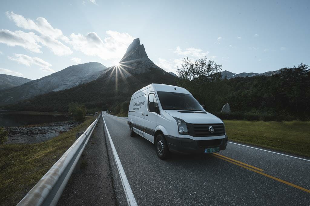 Camper mieten Norwegen: Ein individueller VW Crafter von Cabin Campers auf einer norwegischen Landstraße