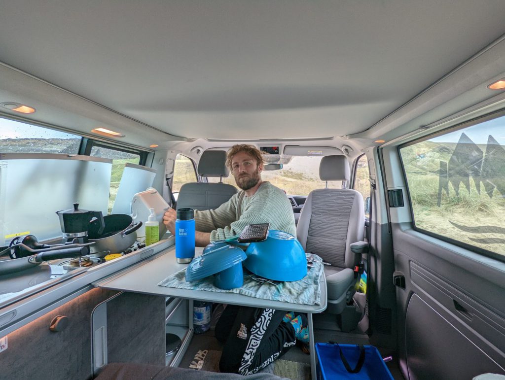 FreewayCamper im Test: Spülen im Camper